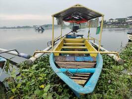 touristique bateau ancrage à cengklik réservoir dans surakarta, Indonésie photo