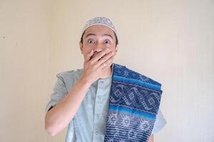 musulman asiatique homme surpris expression à la recherche à caméra lorsque Ramadan fête. le photo est adapté à utilisation pour ramadhan affiche et musulman contenu médias.