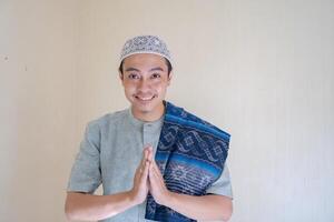 musulman asiatique homme salutation geste avec sourire lorsque Ramadan fête. le photo est adapté à utilisation pour ramadhan affiche et musulman contenu médias.