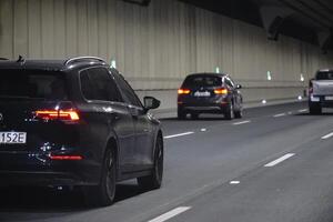 Varsovie, Pologne - Mars 10e, 2024 - voitures conduite dans ursynow tunnel photo