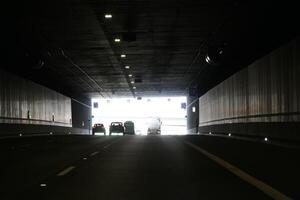 Varsovie, Pologne - Mars 10e, 2024 - conduite une voiture dans ursynow tunnel photo