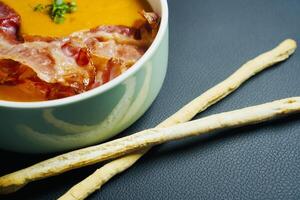 lentille crème soupe avec croustillant Bacon et Crostini photo