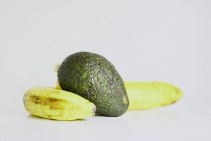 un Avocat et deux bananes sur le table photo