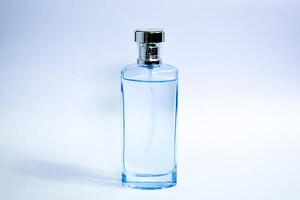 transparent bleu bouteille parfum isolé blanc Contexte pour moquer en haut conception photo