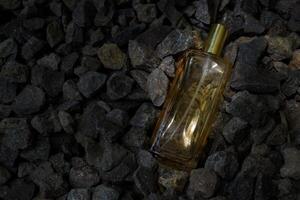 parfum or transparent bouteille dans gravier ou corail Contexte photo