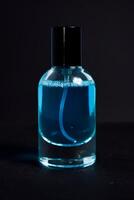 transparent bleu bouteille parfum isolé noir Contexte pour moquer en haut conception photo