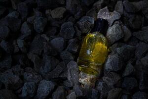 parfum Jaune transparent bouteille dans gravier ou corail Contexte photo
