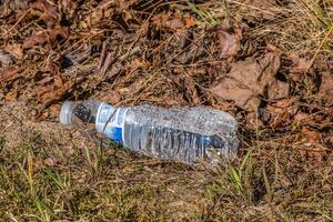 Plastique l'eau bouteille sur le sol photo