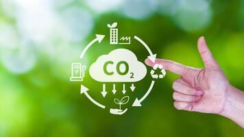 main en portant CO2 réduire virtuel icône pour diminution carbone dioxyde émission, carbone empreinte et carbone crédit à limite global chauffage de bio climat changement concept. photo