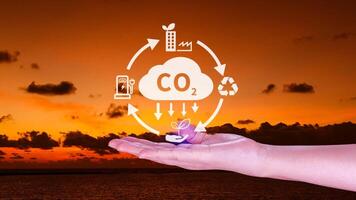 main en portant CO2 réduire virtuel icône pour diminution carbone dioxyde émission, carbone empreinte et carbone crédit à limite global chauffage de bio climat changement concept. photo