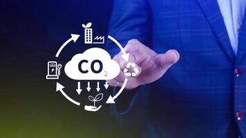 main en portant CO2 réduire virtuel icône pour diminution carbone dioxyde émission, carbone empreinte et carbone crédit à limite global chauffage de bio climat changement concept. photo