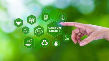 vert énergie, carbone crédit marché concept, homme d'affaire montrer du doigt carbone crédit icône, net zéro, vert énergie icône. carbone neutre dans industrie net zéro émission éco énergie. photo