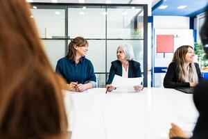 affaires femmes Faire une Compte rendu dans salle de réunion de moderne Bureau - réflexion et travail en équipe concept photo