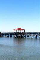 une rouge cabane sur une jetée dans le golfe côte de Texas. photo