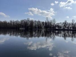 rivière pêche dans la nature dans le village photo