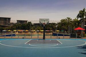 Urbain oasis basketball tribunal par le plage photo