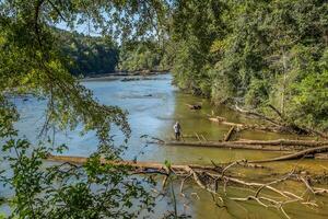 homme pêche dans le rivière photo