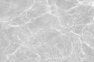 l'eau bleue vagues sur le surface ondulations flou. défocalisation flou transparent bleu coloré clair calme l'eau surface texture avec éclaboussure et bulles. l'eau vagues avec brillant modèle texture Contexte. photo