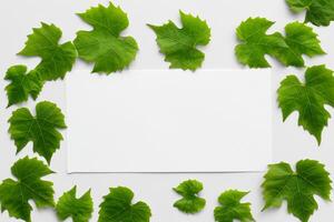 feuillu élégance grain de raisin feuilles orner blanc papier maquette, une délicat la fusion de la nature charme sur afficher photo