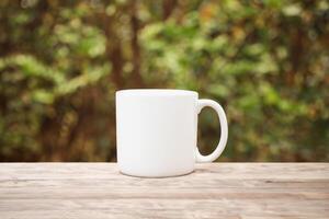 capturer le beauté de une blanc maquette tasse, une Vide Toile prêt pour personnalisation et la créativité photo