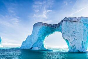 majestueux la glace falaises couronné par une cool atmosphère, encadré par le magnifique mer et ciel, prestidigitation une harmonieux panorama de la nature glacé grandeur et océanique splendeur photo