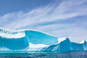 majestueux la glace falaises couronné par une cool atmosphère, encadré par le magnifique mer et ciel, prestidigitation une harmonieux panorama de la nature glacé grandeur et océanique splendeur photo