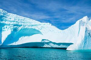 majestueux la glace falaises couronné par une cool atmosphère, encadré par le magnifique mer et ciel, prestidigitation une harmonieux panorama de la nature glacé grandeur et océanique splendeur photo