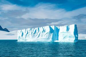 majestueux la glace falaises couronné par une cool atmosphère, encadré par le magnifique mer et ciel, prestidigitation une harmonieux panorama de la nature glacé grandeur et océanique splendeur photo