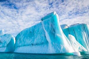 majestueux la glace falaises couronné par une cool atmosphère, encadré par le magnifique mer et ciel, prestidigitation une harmonieux panorama de la nature glacé grandeur et océanique splendeur photo