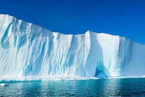 majestueux la glace falaises couronné par une cool atmosphère, encadré par le magnifique mer et ciel, prestidigitation une harmonieux panorama de la nature glacé grandeur et océanique splendeur photo