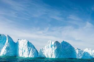 majestueux la glace falaises couronné par une cool atmosphère, encadré par le magnifique mer et ciel, prestidigitation une harmonieux panorama de la nature glacé grandeur et océanique splendeur photo