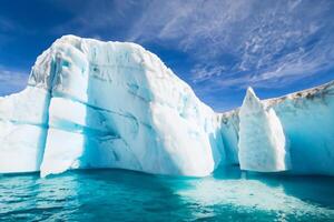 majestueux la glace falaises couronné par une cool atmosphère, encadré par le magnifique mer et ciel, prestidigitation une harmonieux panorama de la nature glacé grandeur et océanique splendeur photo