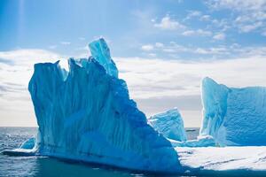 majestueux la glace falaises couronné par une cool atmosphère, encadré par le magnifique mer et ciel, prestidigitation une harmonieux panorama de la nature glacé grandeur et océanique splendeur photo