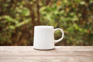 capturer le beauté de une blanc maquette tasse, une Vide Toile prêt pour personnalisation et la créativité photo