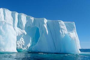 majestueux la glace falaises couronné par une cool atmosphère, encadré par le magnifique mer et ciel, prestidigitation une harmonieux panorama de la nature glacé grandeur et océanique splendeur photo