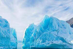 majestueux la glace falaises couronné par une cool atmosphère, encadré par le magnifique mer et ciel, prestidigitation une harmonieux panorama de la nature glacé grandeur et océanique splendeur photo