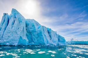 majestueux la glace falaises couronné par une cool atmosphère, encadré par le magnifique mer et ciel, prestidigitation une harmonieux panorama de la nature glacé grandeur et océanique splendeur photo