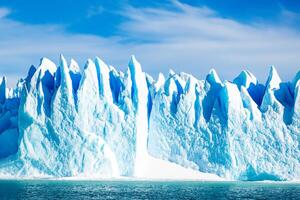 majestueux la glace falaises couronné par une cool atmosphère, encadré par le magnifique mer et ciel, prestidigitation une harmonieux panorama de la nature glacé grandeur et océanique splendeur photo