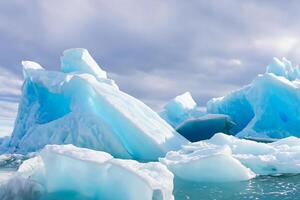 majestueux la glace falaises couronné par une cool atmosphère, encadré par le magnifique mer et ciel, prestidigitation une harmonieux panorama de la nature glacé grandeur et océanique splendeur photo