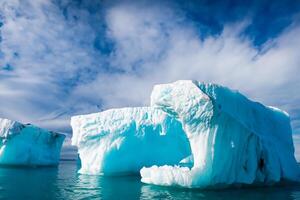 majestueux la glace falaises couronné par une cool atmosphère, encadré par le magnifique mer et ciel, prestidigitation une harmonieux panorama de la nature glacé grandeur et océanique splendeur photo