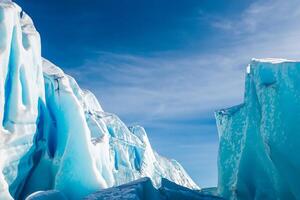 majestueux la glace falaises couronné par une cool atmosphère, encadré par le magnifique mer et ciel, prestidigitation une harmonieux panorama de la nature glacé grandeur et océanique splendeur photo