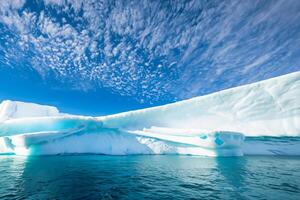 majestueux la glace falaises couronné par une cool atmosphère, encadré par le magnifique mer et ciel, prestidigitation une harmonieux panorama de la nature glacé grandeur et océanique splendeur photo