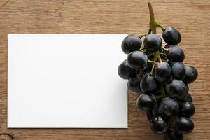 blanc papier maquette renforcée par le juteux séduire de Frais raisins, artisanat une visuel symphonie de culinaire élégance et sain imagerie, où graphique conception s'épanouit dans une le banquet de vibrant la créativité photo