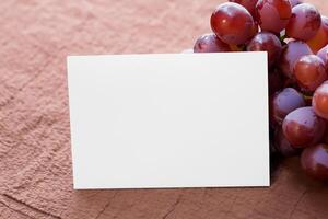 blanc papier maquette renforcée par le juteux séduire de Frais raisins, artisanat une visuel symphonie de culinaire élégance et sain imagerie, où graphique conception s'épanouit dans une le banquet de vibrant la créativité photo