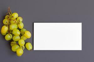 blanc papier maquette renforcée par le juteux séduire de Frais raisins, artisanat une visuel symphonie de culinaire élégance et sain imagerie, où graphique conception s'épanouit dans une le banquet de vibrant la créativité photo