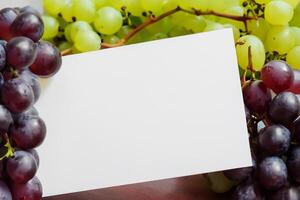 blanc papier maquette renforcée par le juteux séduire de Frais raisins, artisanat une visuel symphonie de culinaire élégance et sain imagerie, où graphique conception s'épanouit dans une le banquet de vibrant la créativité photo