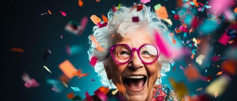 grand-mère dans une de fête humeur, confettis, blanc espace arrière-plan, Candide, coloré photo
