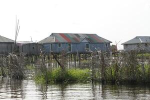 Lac nokoué une Lac dans le Sud de bénin, où gens une fois courir une façon de un autre tribu et construit leur Maisons sur échasses. il est aussi mentionné comme le africain venise. photo