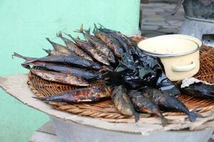 rôti poisson sur une assiette photo