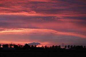 coloré le coucher du soleil dans le Pays-Bas photo